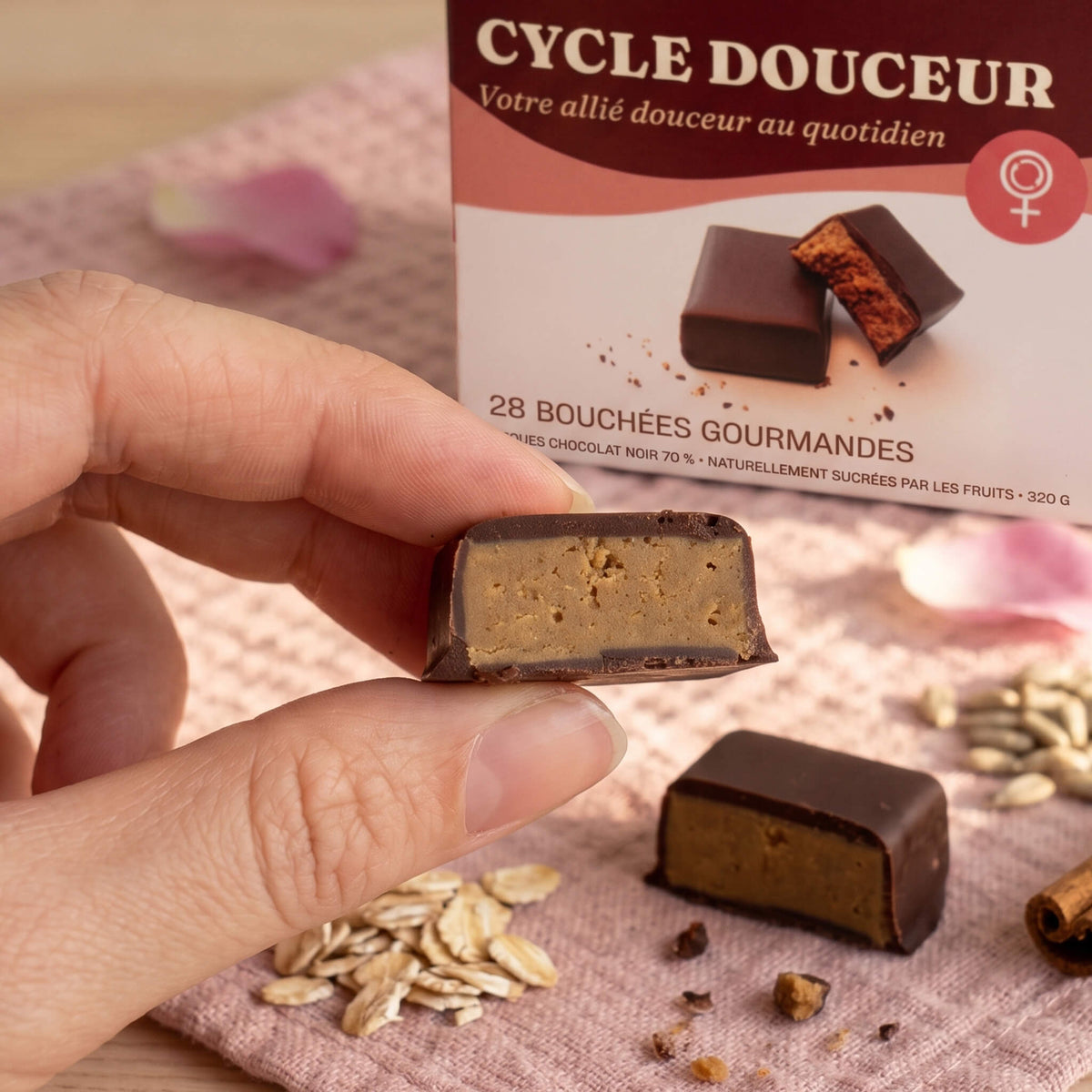 Bouchées Cycle Douceur CacaoCare devant leur étui, l'une coupée sur son cœur fondant