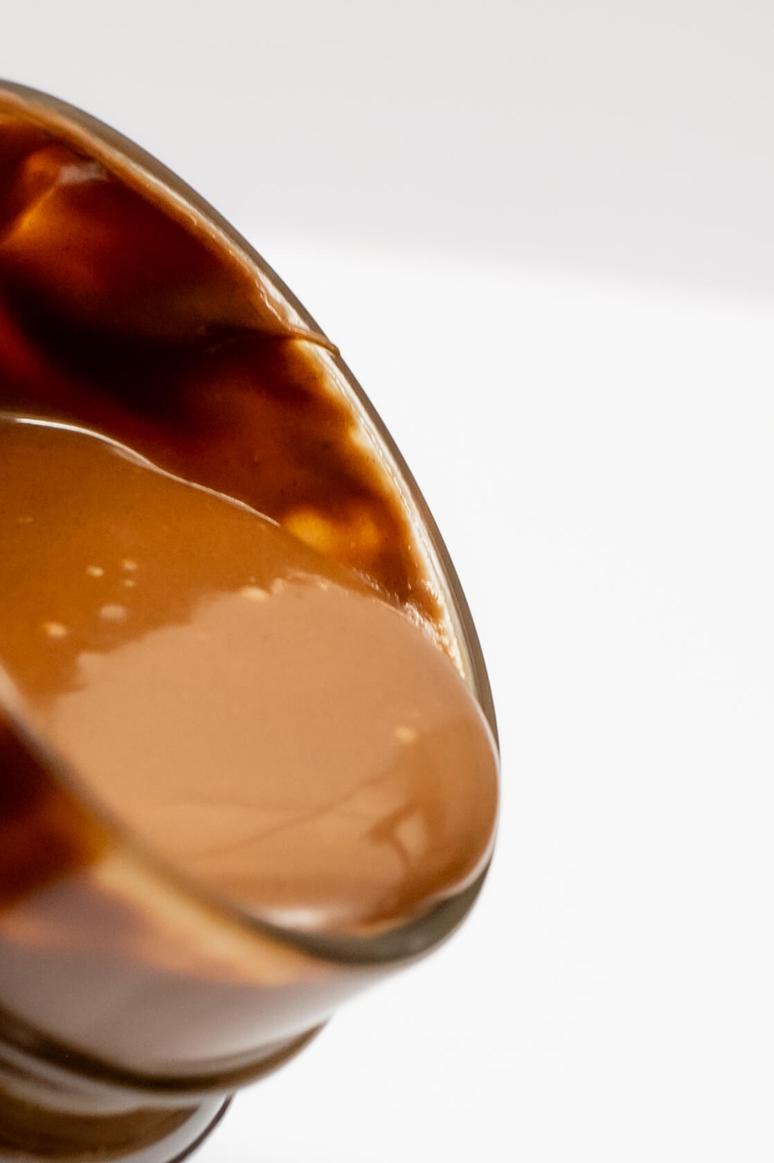 Pâte à tartiner aux graines CacaoCare, lisse et brillante, dans son pot en verre