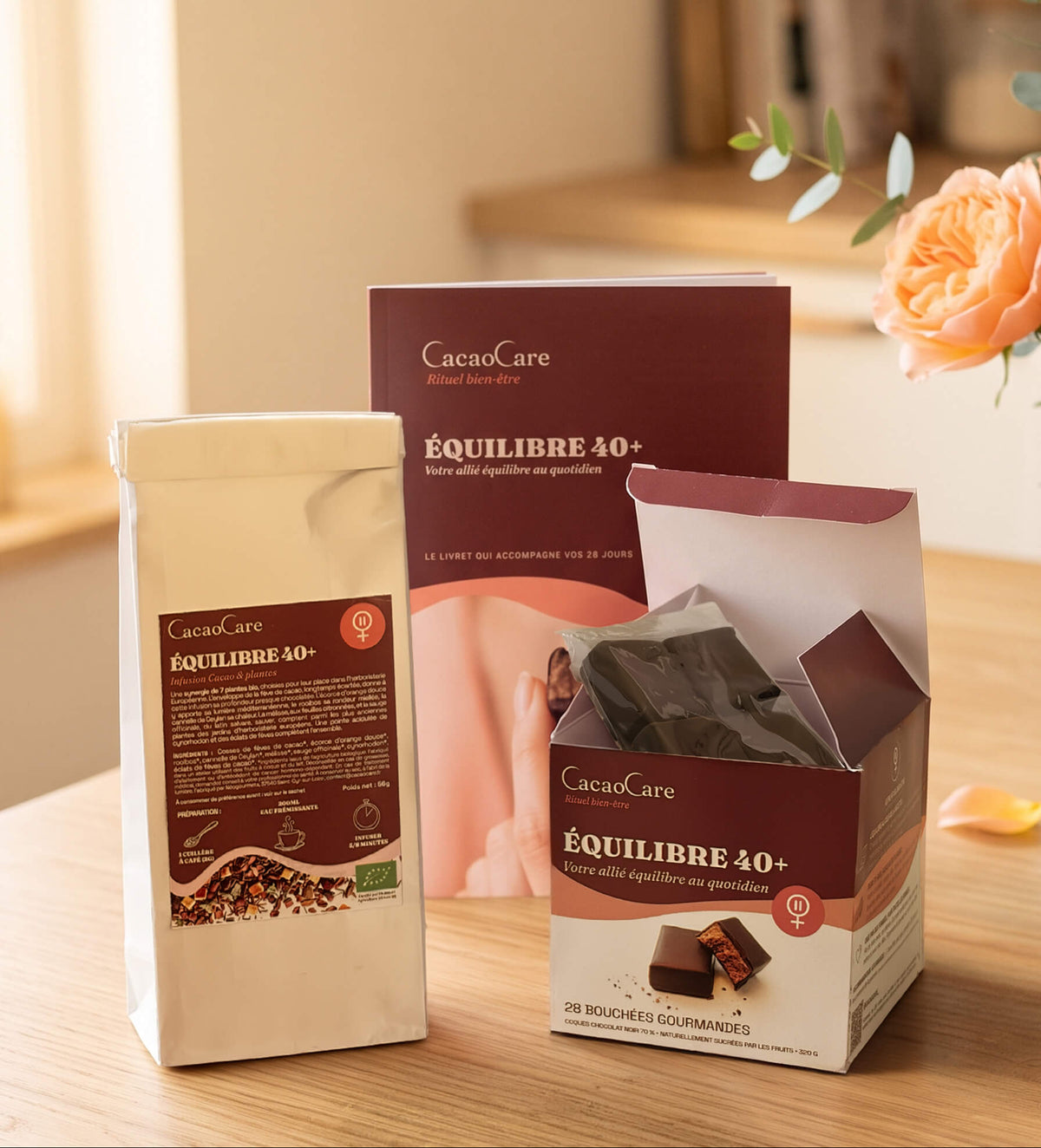 Rituel Équilibre 40+ CacaoCare : étui de 28 bouchées, sachet d'infusion et livret sur une table en bois
