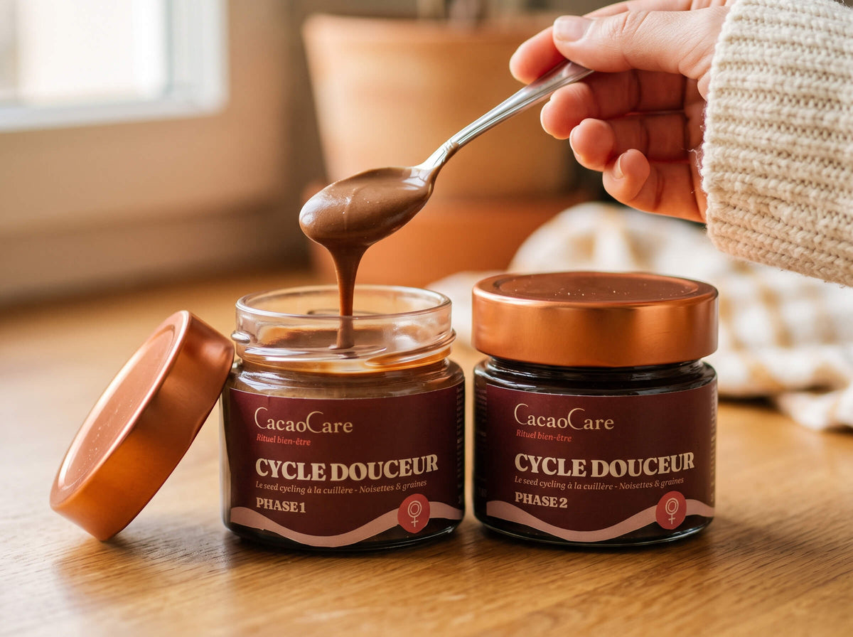 Les deux pots du Duo Seed Cycling CacaoCare, la pâte lisse qui coule de la cuillère